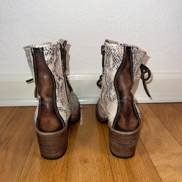 LIKE NEW RARE FreeBird Cavalier white snake skin women’s size 7 ankle boot - Picture 11 of 12